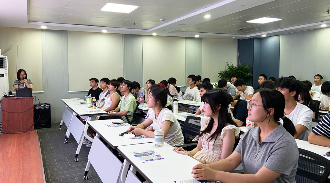 郑州大学计算机与人工智能学院新生走进开云kaiyun网页版官网参观学习